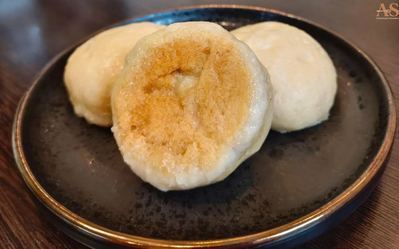 Китайские паровые булочки с хрустящим дном.