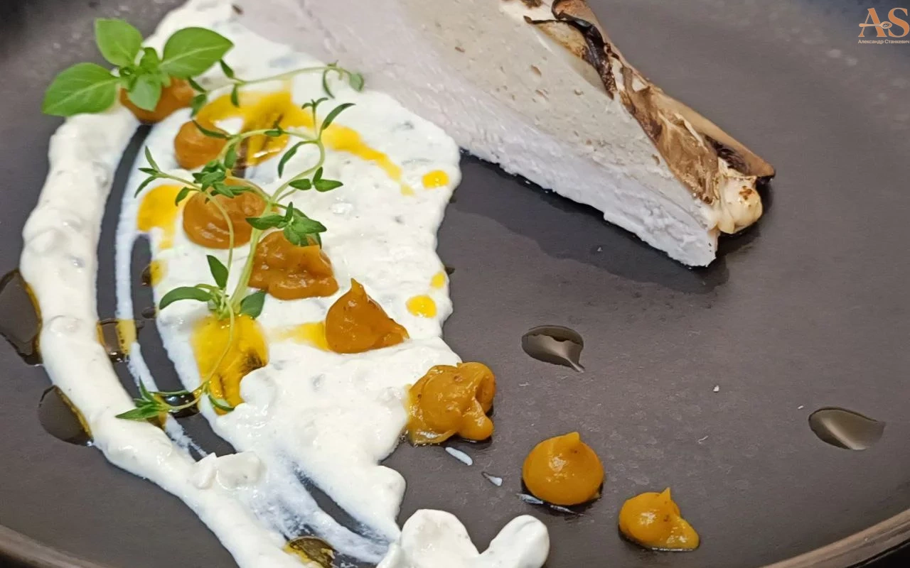 Запечённая куриная грудка в двух текстурах с грибами