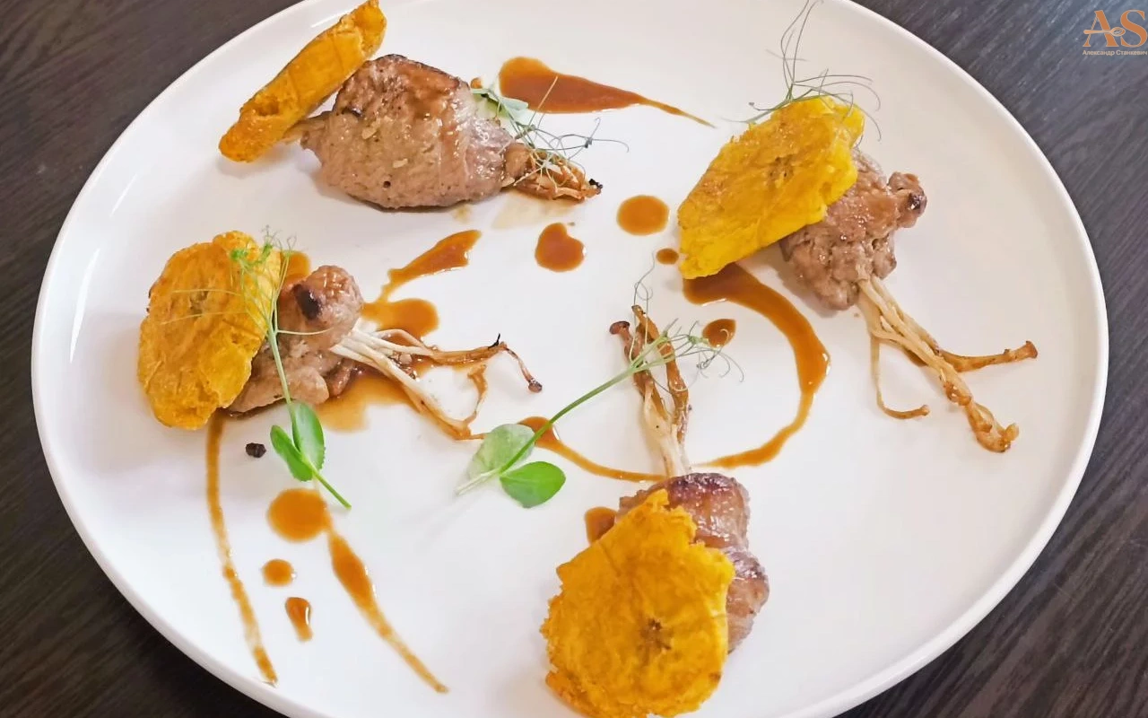 Рулетики из баранины с грибами эноками
