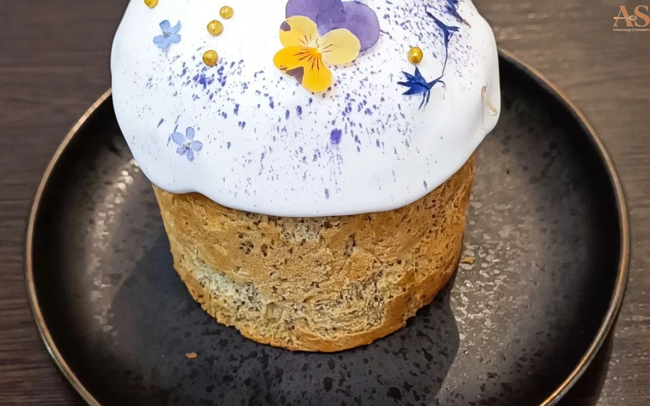 Заварной кулич с маком и клюквой