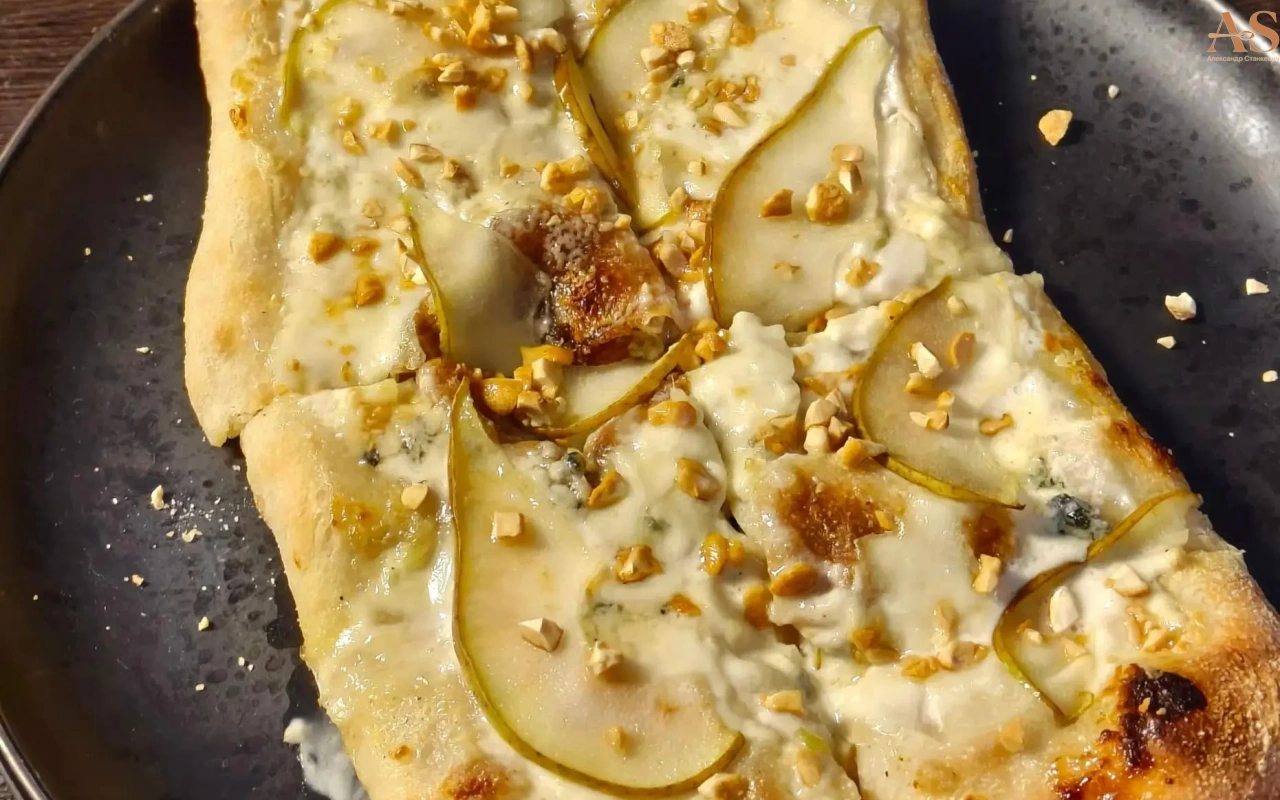 Римская пицца с грушей и горгонзолой.