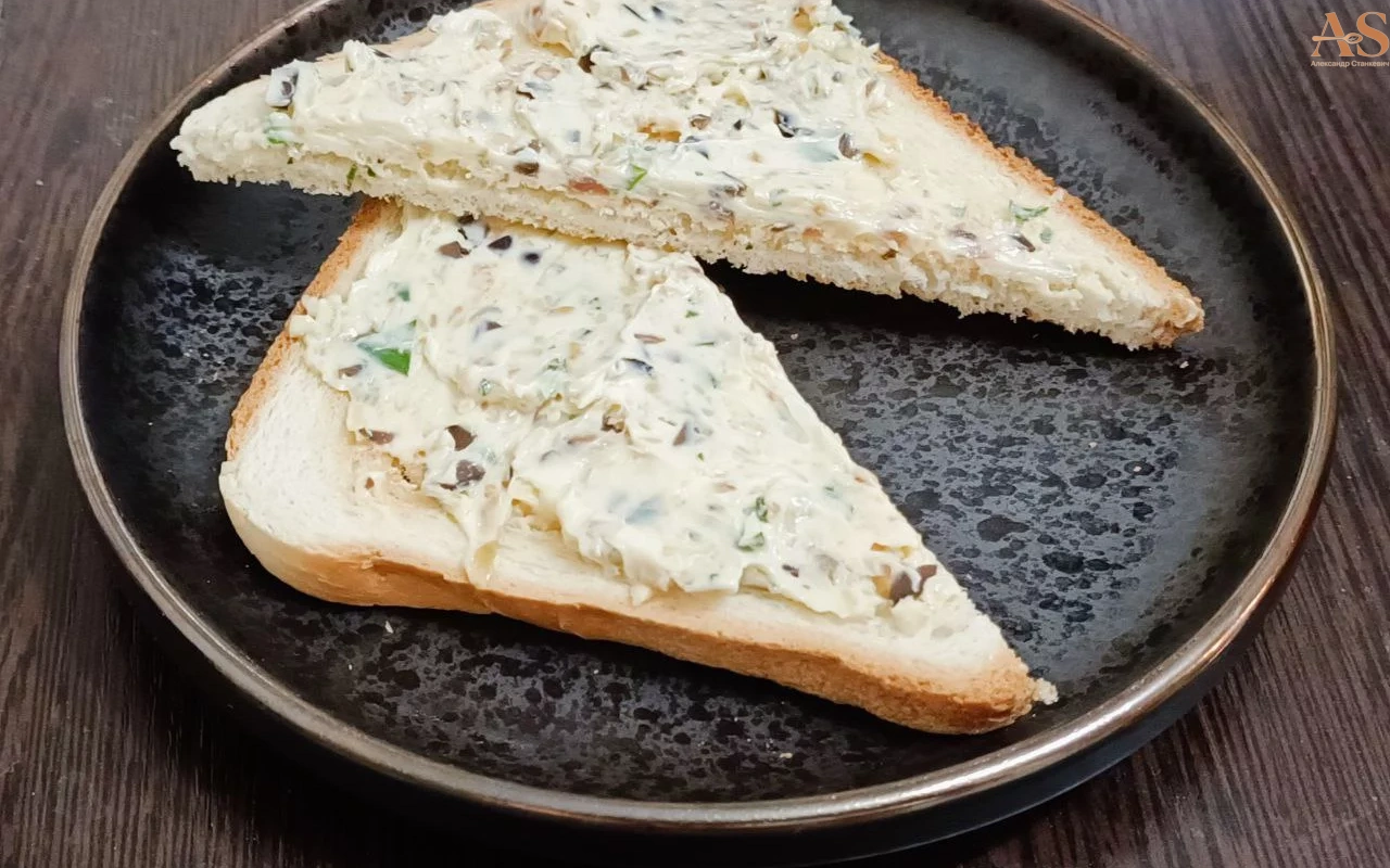 Итальянское масло с анчоусами, кедровым орехом и маслинами