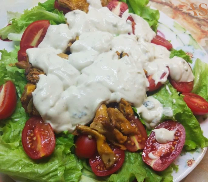 Салат с жареными лисичками, заправленный соусом с горгонзолой