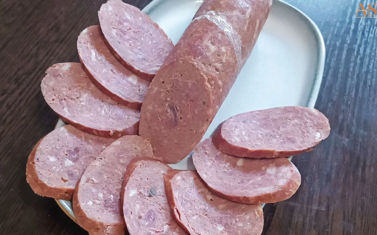 Копчёная колбаса из лося с чесноком