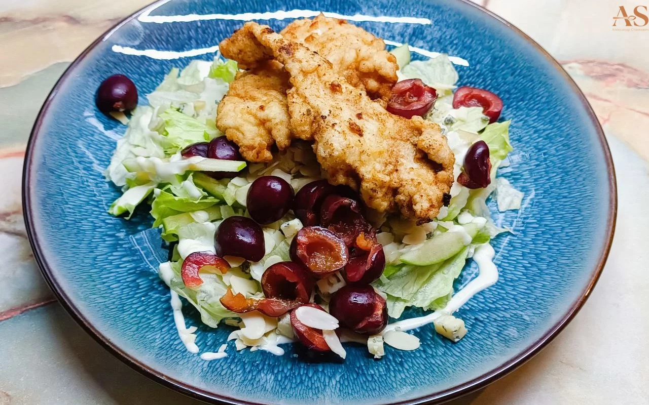 Салат с жареной курицей и черешней