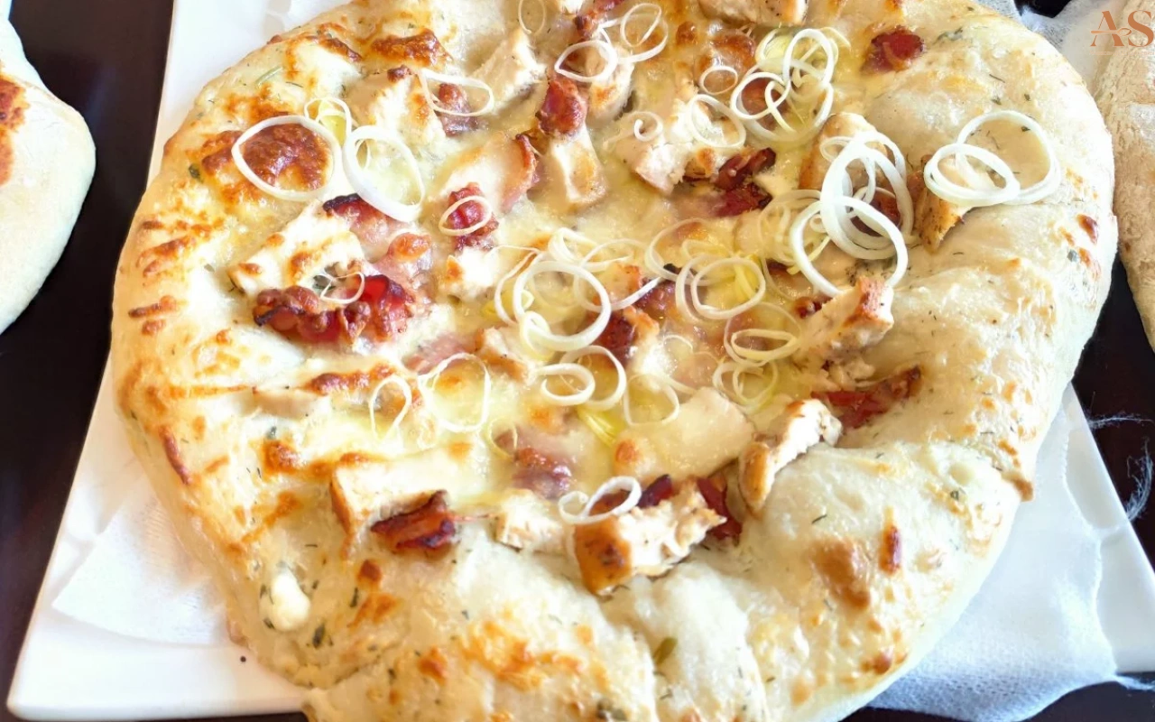 Пицца с курицей, беконом, и соусом ранч 